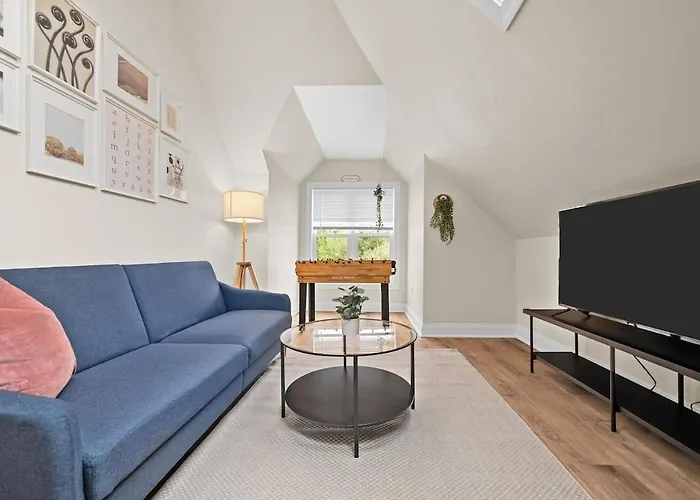 6br Group Retreat W/ Bbq, Game Room, And Parking *